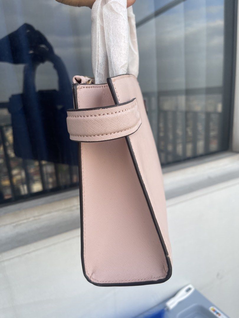 Authentic MK sling bag (Category: Luxury Bags & Wallets) located in Quezon City. Submitted by MsCLM (Listing ID 1433888264, Image 2). Description: Brand new Authentic Selling very low Pla dont huggle na. .