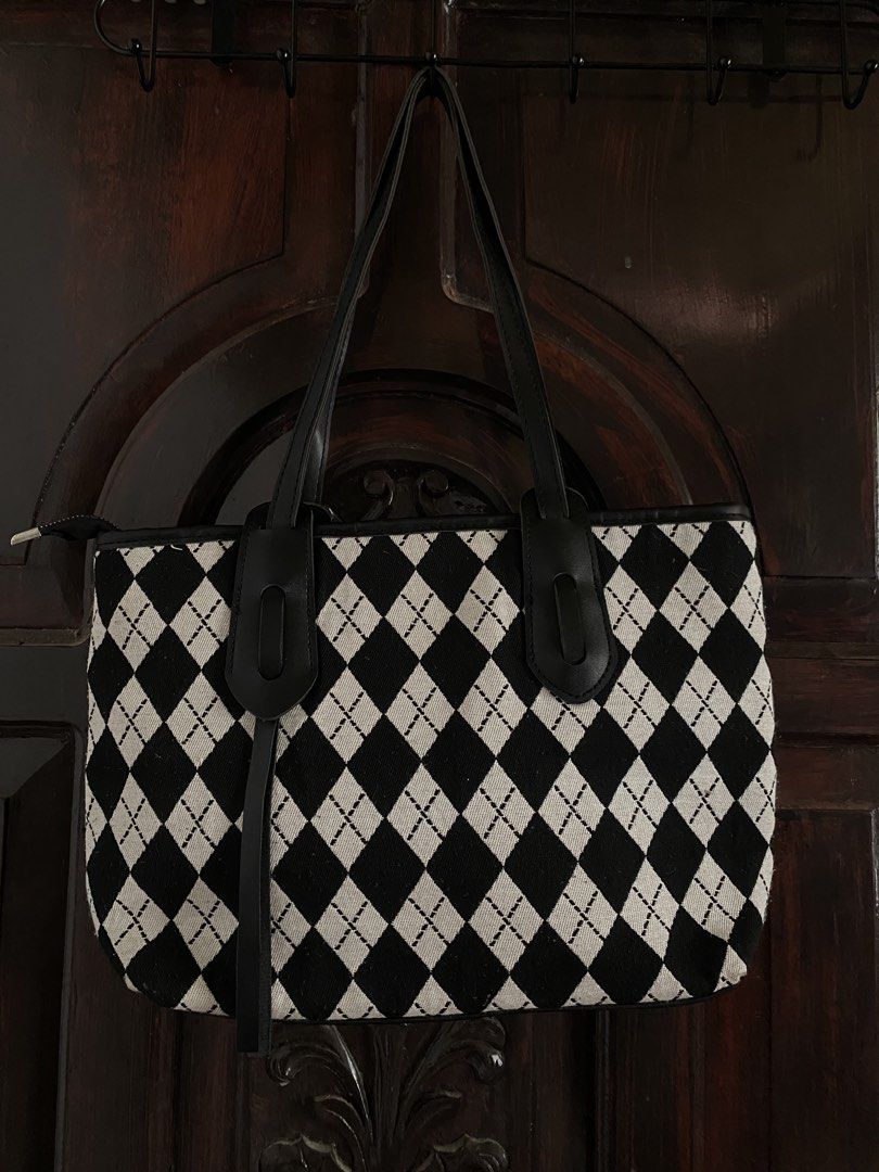 Black and White Argyle Tote Bag School Bag (Category: Tote Bags) located in Iloilo. Submitted by cbd222 (Listing ID 1433813362, Image 1). Description: - Classic black and white argyle pattern - Black leather handles and trim - Rectangular shape with zipper closure - Medium size, ideal for daily use - Simple and elegant design.
