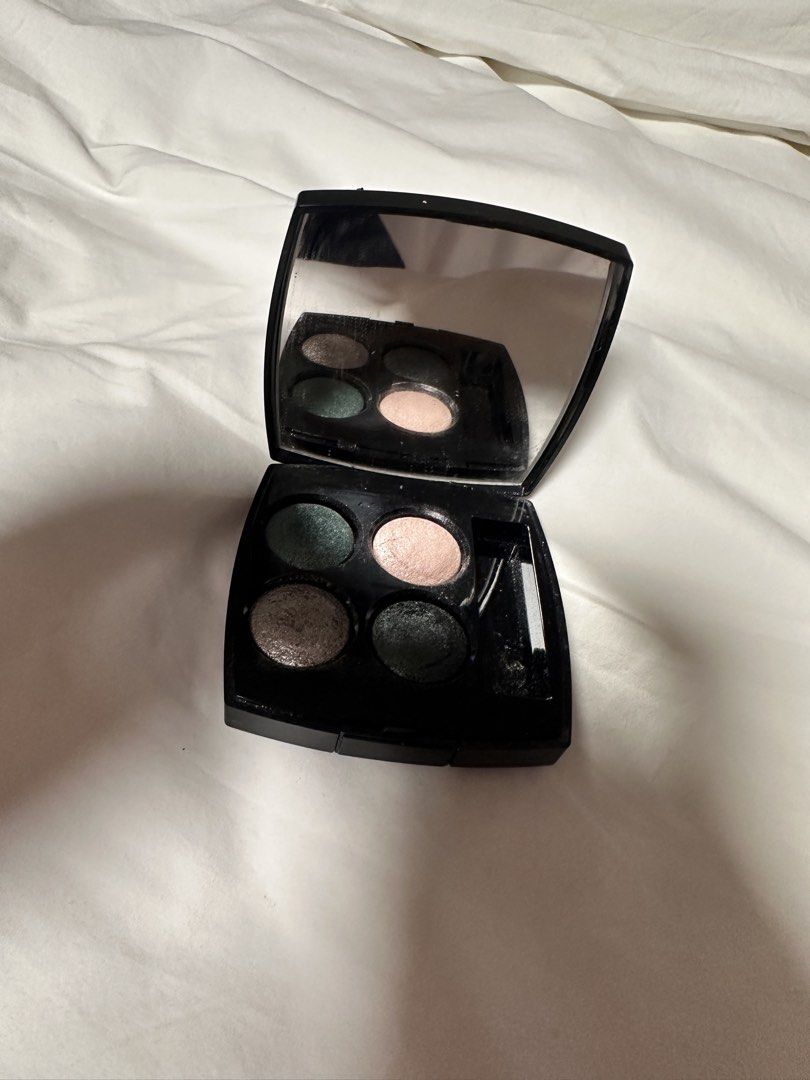Chanel Eyeshadow Palette (Category: Makeup) located in San Juan City. Submitted by gj10_ (Listing ID 1433881997, Image 2). Description: • mirror falls off • no brush • slightly used.