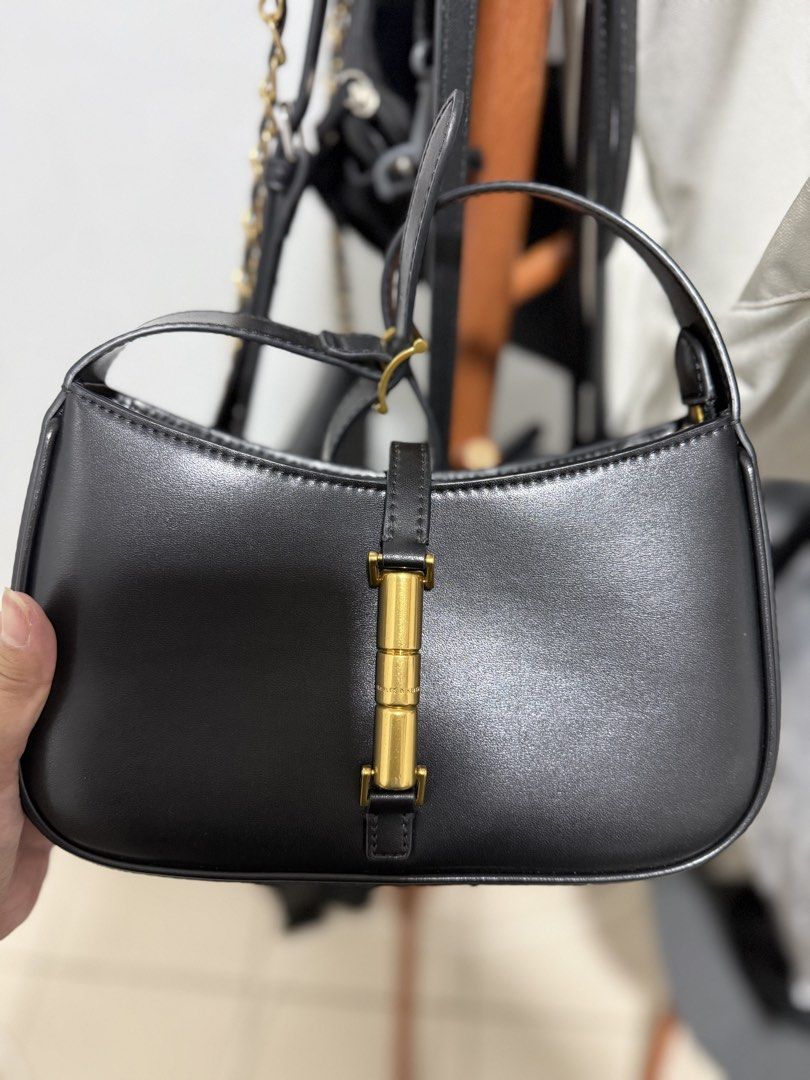 CHARLES&KEITH, MATTHEWS, NINE WEST, GUESS (Category: Cross-body Bags) located in Bacoor. Submitted by patttsarge (Listing ID 1433855443, Image 2). Description: Decluttering some of my barely used bags Charles & Keith used twice 2000php Nine West 1200php Matthews 900php Guess 800php Take all for 5000 📍Bacoor Cavite.
