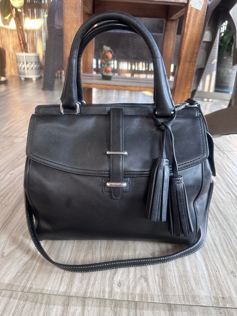 Coach 2 way leather bag (Category: Luxury Bags & Wallets) located in Cavite. Submitted by pidiyey (Listing ID 1433852382, Image 1). Description: normal sign of use with creed check pics for teference .