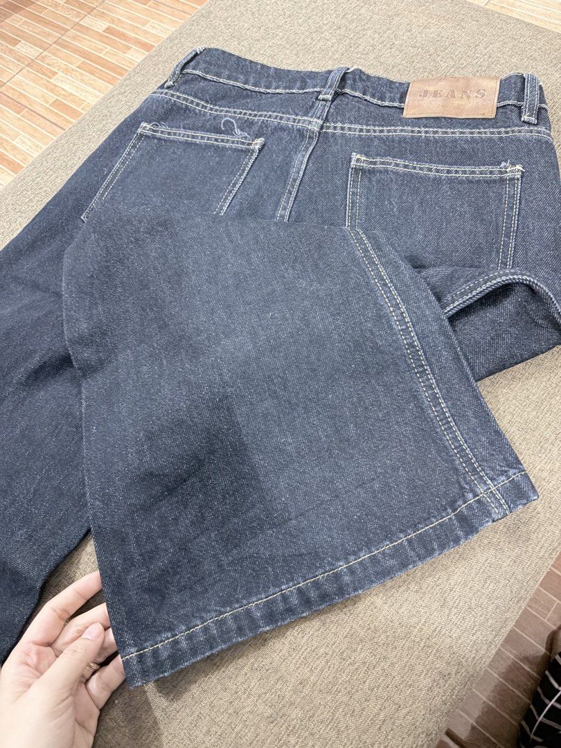 Dark Wash Jeans (Category: Jeans) located in Santa Cruz, Pampanga. Submitted by emgihem (Listing ID 1433859035, Image 3). Description: - Dark wash jeans - Straight leg cut - Button and zipper closure - Front and back pockets - Leather patch detail at the back - Visible stitching Size 29 Mid waist.