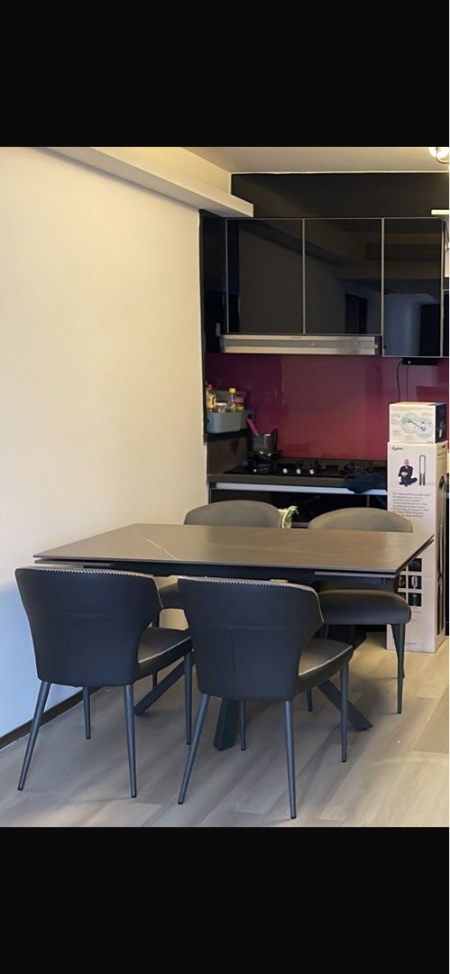 Dining Table （分類：桌子）位於 Hong Kong。 由 owneedu 提交（商品編號 1433953657，圖片 2）。簡介： Stylish dining table set with a dark grey ceramic tabletop. The table has a unique base. This set is perfect for a modern dining area. It is suitable for small to medium-sized spaces. 尺寸 約55”（打開79”）潤×32”深x29.5” Pick up in mid-levels- Conduit Road Available now。