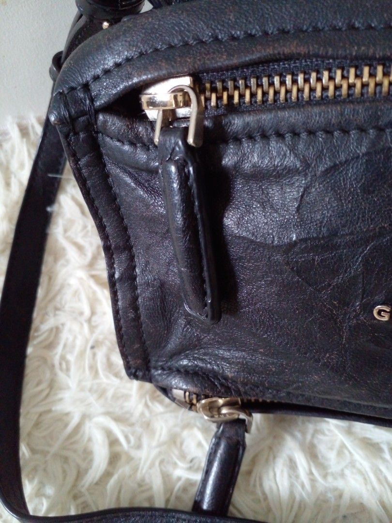 FLASH SALE! Givenchy Pandora (Category: Luxury Bags & Wallets) located in Paranaque City. Submitted by raenjavi (Listing ID 1433789139, Image 3). Description: Small Size.