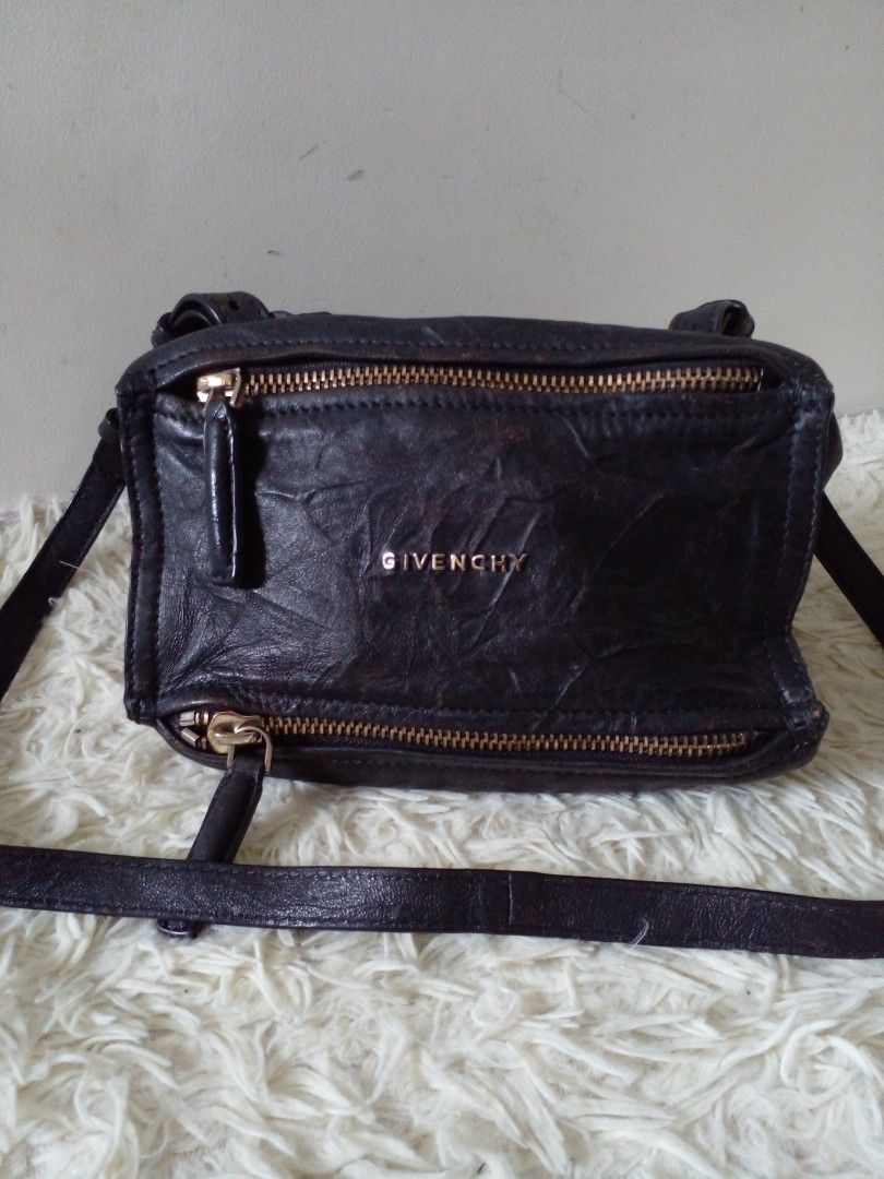 FLASH SALE! Givenchy Pandora (Category: Luxury Bags & Wallets) located in Paranaque City. Submitted by raenjavi (Listing ID 1433789139, Image 1). Description: Small Size.