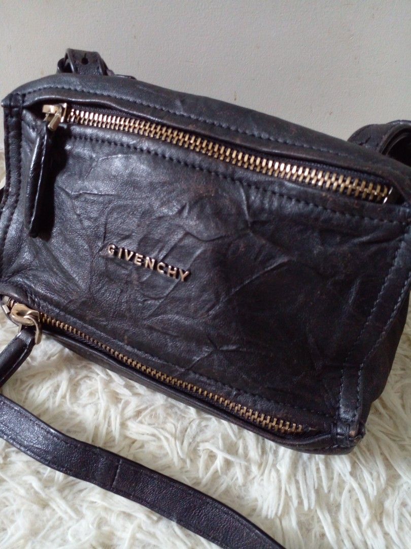FLASH SALE! Givenchy Pandora (Category: Luxury Bags & Wallets) located in Paranaque City. Submitted by raenjavi (Listing ID 1433789139, Image 2). Description: Small Size.