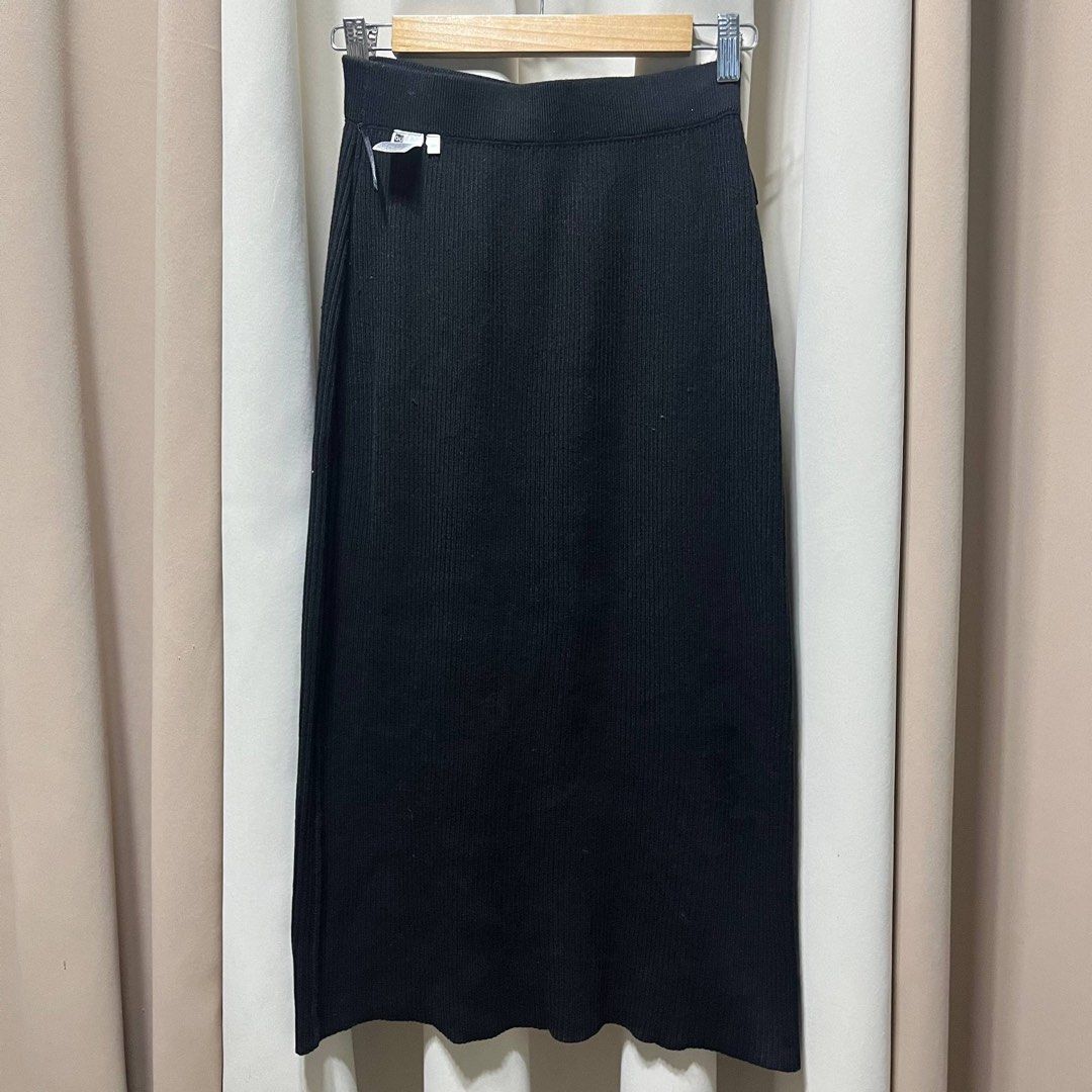 GU Black Knitted Long Skirt (Category: Skirts) located in Bulacan. Submitted by ishrm (Listing ID 1433786267, Image 2). Description: S-M No Issue Waist- 12in Length- 30.5in Width- 16.5in MOD: J&T only MOP: GCash (Payment first).