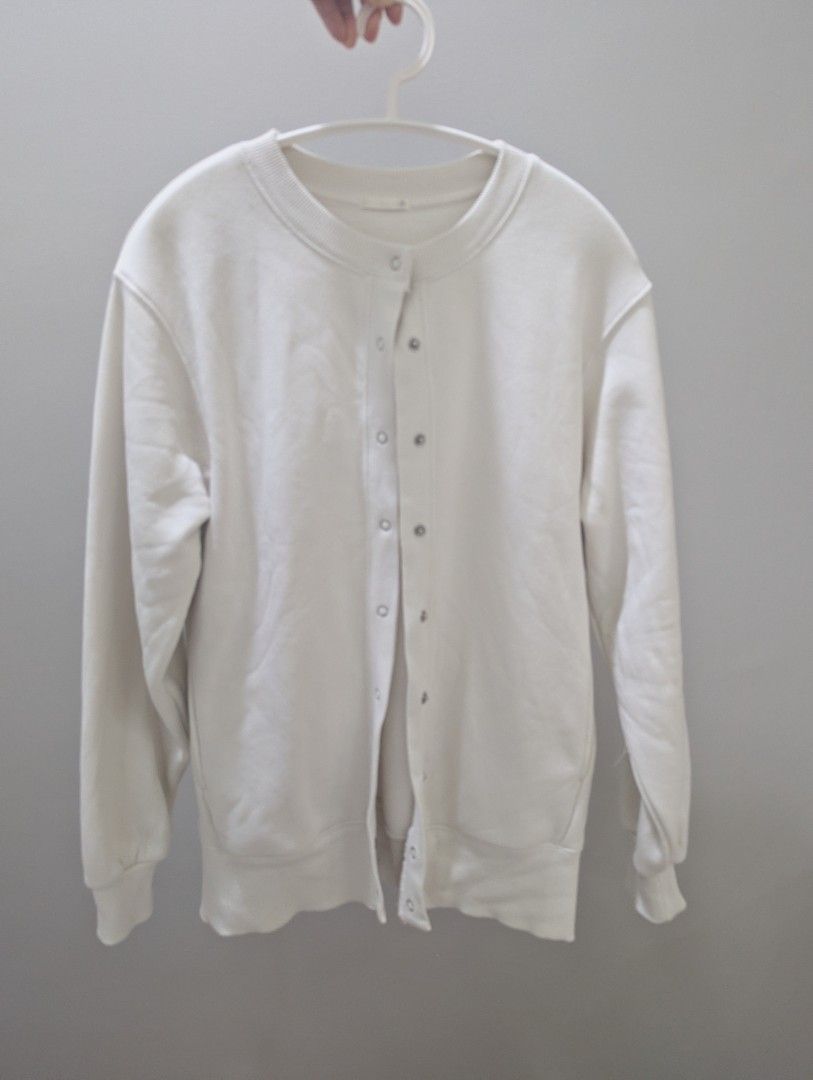 GU fleece lined Cardigan (Category: Coats, Jackets and Outerwear) located in Quezon City. Submitted by FAYNT (Listing ID 1433931671, Image 2). Description: XS on tag but slightly oversized fit on me and I'm usually a Medium on everything! so medyo oversized talaga siya size chart on 4th slide RFS decluttering.