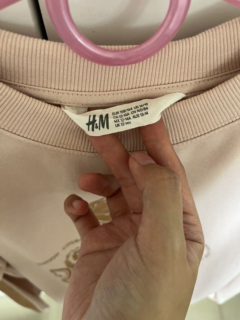 H&M Harry Potter Sweater Pullover Hogwarts Rose Gold (Category: Coats, Jackets and Outerwear) located in Las Pinas. Submitted by _abbeylieve (Listing ID 1433787352, Image 3). Description: LIKE NEW (used only 2-3 times) Oversized sweater - Harry Potter Brand: H&M - Light pink color - Gold accents on sleeves - Size on tag: EUR 158/164, US 14/16, CA 105/84, MX 12-14A, AUS 13-14Y (KIDS / TEENS SIZE) PLEASE BROWSE ALL PHOTOS FOR SIZE REFERENCE RFS: de