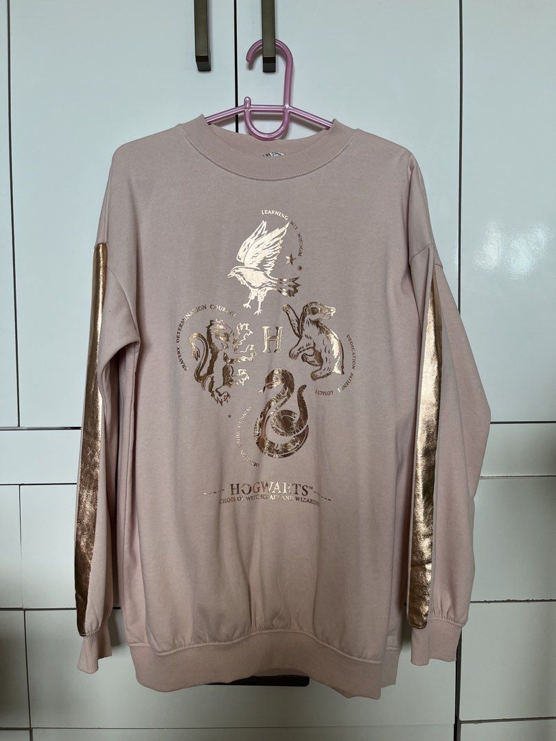 H&M Harry Potter Sweater Pullover Hogwarts Rose Gold (Category: Coats, Jackets and Outerwear) located in Las Pinas. Submitted by _abbeylieve (Listing ID 1433787352, Image 1). Description: LIKE NEW (used only 2-3 times) Oversized sweater - Harry Potter Brand: H&M - Light pink color - Gold accents on sleeves - Size on tag: EUR 158/164, US 14/16, CA 105/84, MX 12-14A, AUS 13-14Y (KIDS / TEENS SIZE) PLEASE BROWSE ALL PHOTOS FOR SIZE REFERENCE RFS: de