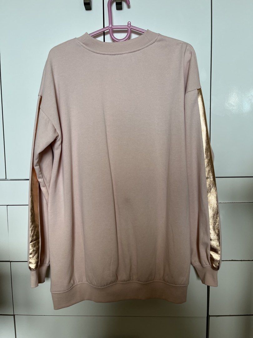 H&M Harry Potter Sweater Pullover Hogwarts Rose Gold (Category: Coats, Jackets and Outerwear) located in Las Pinas. Submitted by _abbeylieve (Listing ID 1433787352, Image 2). Description: LIKE NEW (used only 2-3 times) Oversized sweater - Harry Potter Brand: H&M - Light pink color - Gold accents on sleeves - Size on tag: EUR 158/164, US 14/16, CA 105/84, MX 12-14A, AUS 13-14Y (KIDS / TEENS SIZE) PLEASE BROWSE ALL PHOTOS FOR SIZE REFERENCE RFS: de