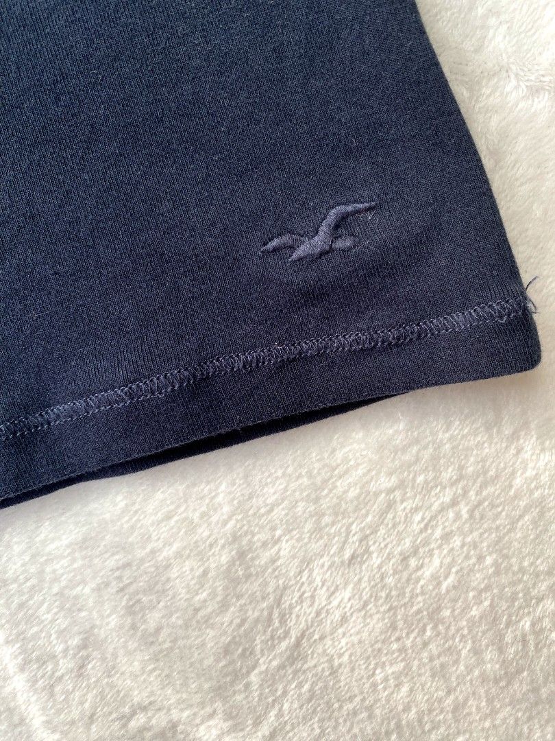 Hollister navy blue tank top (Category: Sleeveless) located in Quezon City. Submitted by kiseru (Listing ID 1433933909, Image 3). Description: no flaws stretchy xs-s.