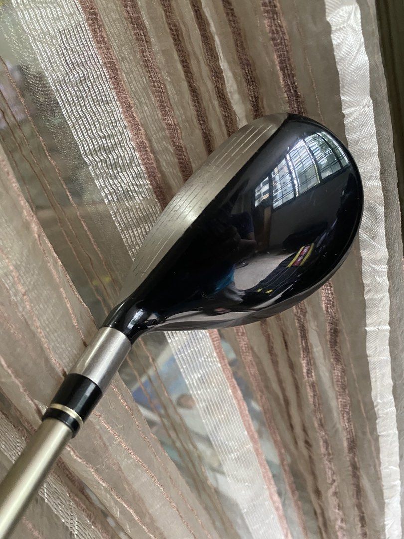 Honma Tour World TW727 U19 Hybrid Golf Club (Category: Golf) located in Mandaluyong City. Submitted by stealth_28 (Listing ID 1433810692, Image 2). Description: Honma Tour World TW727 U19 hybrid golf club. with Vizard UT65 graphite shaft. Includes a Honma Tour World head cover. (Note: Already has peelings) Made in Japan. The club head has a silver and black design. The shaft is silver and black with white lettering. The head cover is black with r