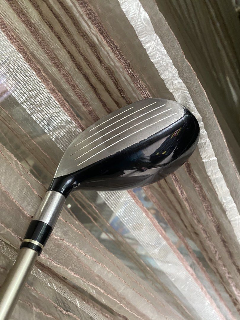 Honma Tour World TW727 U19 Hybrid Golf Club (Category: Golf) located in Mandaluyong City. Submitted by stealth_28 (Listing ID 1433810692, Image 3). Description: Honma Tour World TW727 U19 hybrid golf club. with Vizard UT65 graphite shaft. Includes a Honma Tour World head cover. (Note: Already has peelings) Made in Japan. The club head has a silver and black design. The shaft is silver and black with white lettering. The head cover is black with r