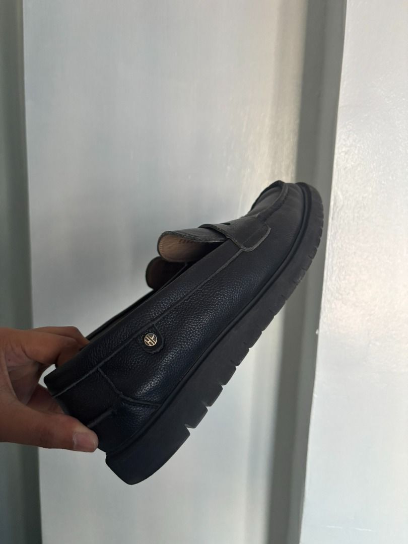 Hush Puppies Black Leather Loafers (Category: Loafers) located in Manila. Submitted by aboutsammy (Listing ID 1433793036, Image 3). Description: - Black Hush Puppies loafers - Size: 9W (Euro 41, UK 7) - Features: - Leather upper - Slip-on design - Round toe - Cushioned insole - Durable soles with textured pattern DM for last price offer. Box not available. Rarely used. Decluttering era..