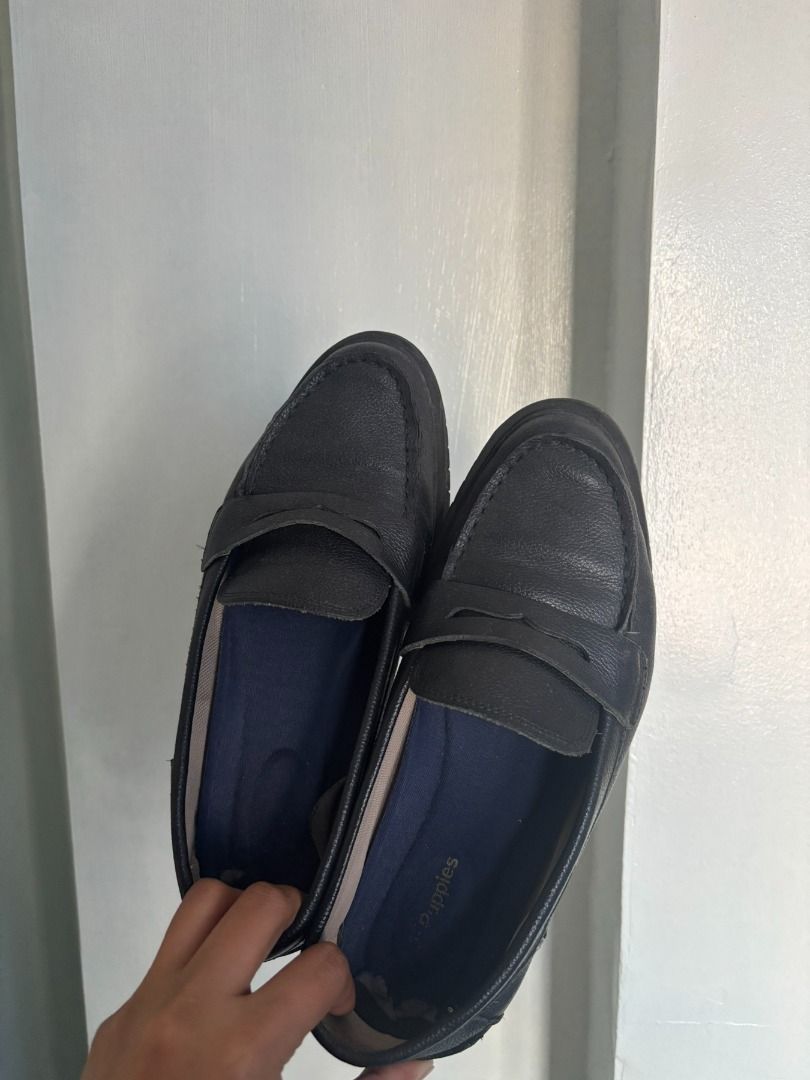 Hush Puppies Black Leather Loafers (Category: Loafers) located in Manila. Submitted by aboutsammy (Listing ID 1433793036, Image 2). Description: - Black Hush Puppies loafers - Size: 9W (Euro 41, UK 7) - Features: - Leather upper - Slip-on design - Round toe - Cushioned insole - Durable soles with textured pattern DM for last price offer. Box not available. Rarely used. Decluttering era..