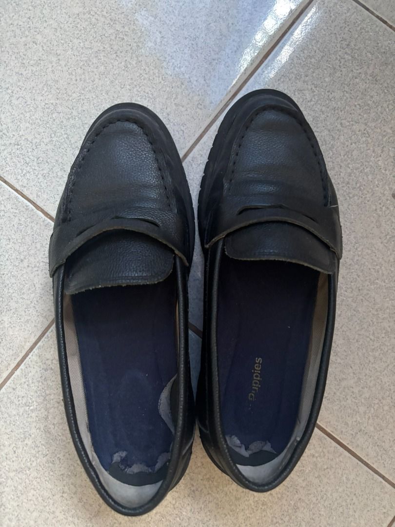 Hush Puppies Black Leather Loafers (Category: Loafers) located in Manila. Submitted by aboutsammy (Listing ID 1433793036, Image 1). Description: - Black Hush Puppies loafers - Size: 9W (Euro 41, UK 7) - Features: - Leather upper - Slip-on design - Round toe - Cushioned insole - Durable soles with textured pattern DM for last price offer. Box not available. Rarely used. Decluttering era..
