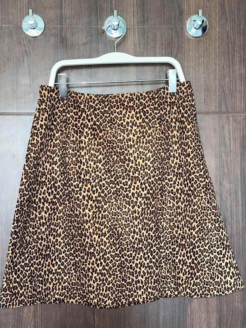 Leopard Print Skirt (Category: Skirts) located in Malay. Submitted by joycking (Listing ID 1433886464, Image 1). Description: Classic leopard print 🐆 Waist: approximately 14 inches RFS : slightly big on me / also decluttering for more space Negotiable for quick sale 🤎 .