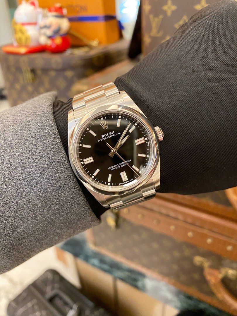 (LIKE NEW) 2024 ROLEX OYSTER PERPETUAL 36 REF 126000 BLACK DIAL 36MM AUTOMATIC WATCH -FULL SET- (Category: Watches) located in Singapore. Submitted by redrabbitluxury_singpore (Listing ID 1433885523, Image 1). Description: (LIKE NEW) 2024 ROLEX OYSTER PERPETUAL 36 REF 126000 BLACK DIAL 36MM AUTOMATIC WATCH -FULL SET- (LIKE NEW) -FULL SET- 🟡 GENDER : UNISEX 🟡 LIKE NEW CONDITION : 9.8/10 🟡 BRAND : ROLEX 🟡 YEAR : 2024 🟡 MODEL : OYSTER PERPETUAL