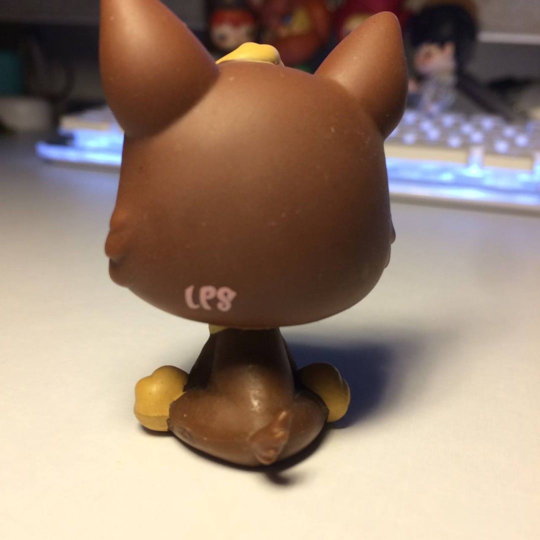 Littlest Pet Shop Brown Dog Figure (Category: Figurines & Statues) located in Abucay. Submitted by moonryvse (Listing ID 1433942093, Image 2). Description: - Littlest Pet Shop figure - Brown dog with large green eyes - Features a yellow head accent - Light brown chest - Marked "LPS" on the back - Collectible toy.