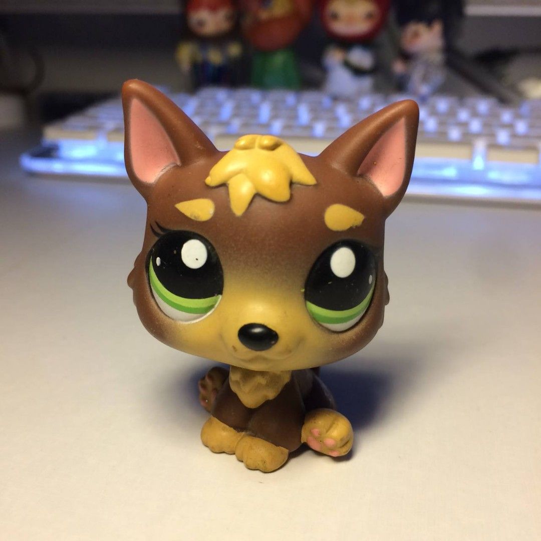 Littlest Pet Shop Brown Dog Figure (Category: Figurines & Statues) located in Abucay. Submitted by moonryvse (Listing ID 1433942093, Image 1). Description: - Littlest Pet Shop figure - Brown dog with large green eyes - Features a yellow head accent - Light brown chest - Marked "LPS" on the back - Collectible toy.