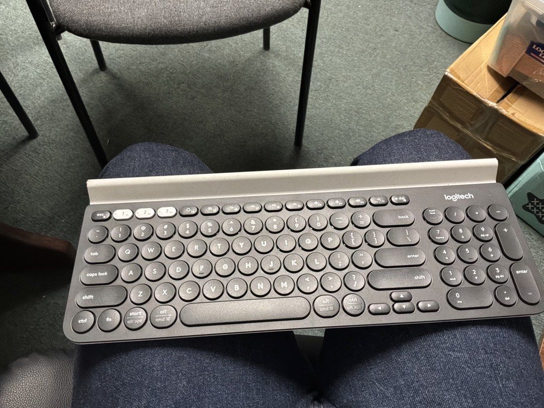 Logitech K780 Multi-Device Wireless Keyboard (Category: Computer Keyboard) located in San Juan City. Submitted by dannnyyy89 (Listing ID 1433805887, Image 1). Description: - Logitech K780 keyboard - White and black design - Multi-device connectivity - Integrated slot for phone or tablet - Model: K780 Technical Specifications Connection Type Logitech Unifying protocol (2.4 GHz) Bluetooth Smart technology Wireless range: >33 ft / 10m wireless range