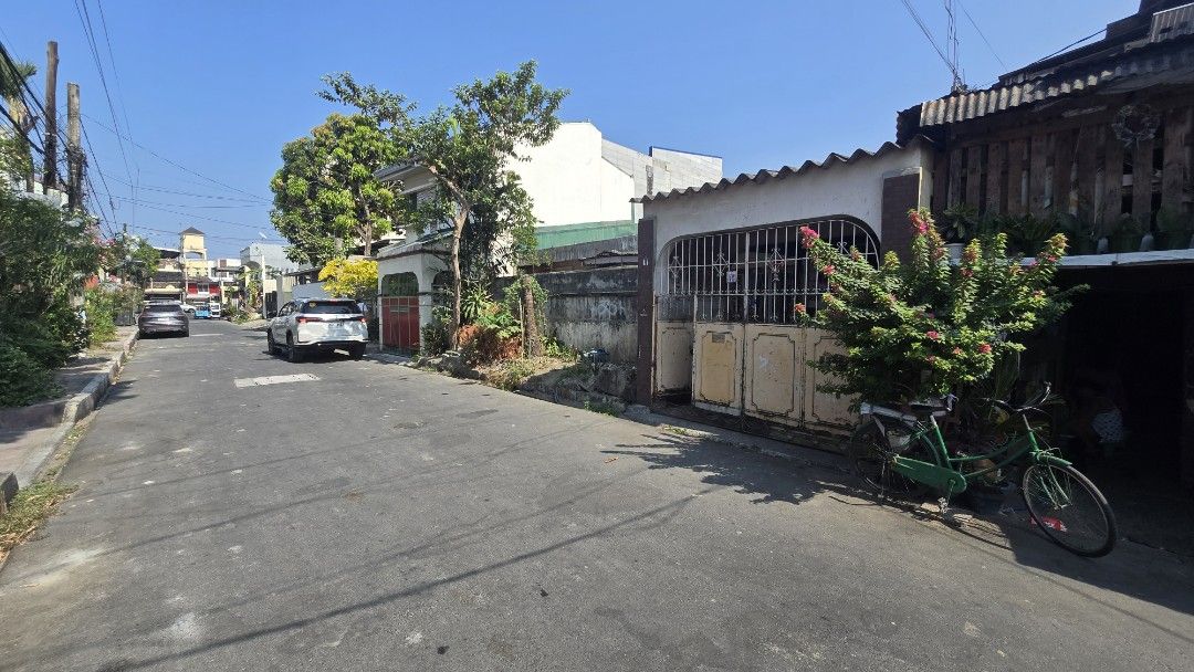 Lot for sale De Castro Subdivision Pasig (Category: Lot) located in Quezon City. Submitted by jeyoleo (Listing ID 1433796426, Image 2). Description: New in the market! Lot for Sale (with old house for renovation) De Castro Subdivision Pasig Lot area = 180sqm frontage = 12m (wide!) depth = 15m Highlights: Wide Road Wide frontage Near Major Establishments Near local Markets Walking distance to Ortigas Extension Very near SM City East Ortigas Perfec