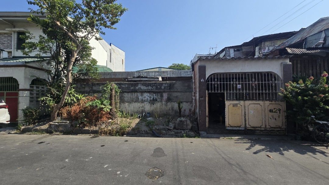 Lot for sale De Castro Subdivision Pasig (Category: Lot) located in Quezon City. Submitted by jeyoleo (Listing ID 1433796426, Image 3). Description: New in the market! Lot for Sale (with old house for renovation) De Castro Subdivision Pasig Lot area = 180sqm frontage = 12m (wide!) depth = 15m Highlights: Wide Road Wide frontage Near Major Establishments Near local Markets Walking distance to Ortigas Extension Very near SM City East Ortigas Perfec