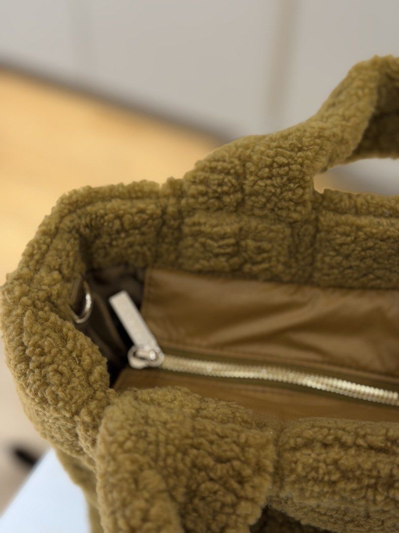 Lululemon Quilted Tote Bag (Category: Tote Bags) located in Manila. Submitted by decluttersiris (Listing ID 1433802591, Image 3). Description: - Lululemon quilted tote bag - Detachable shoulder strap - Zippered main compartment - Interior pocket - Soft, textured material - Gold-tone zipper - Contrasting interior lining - Features Lululemon logo.