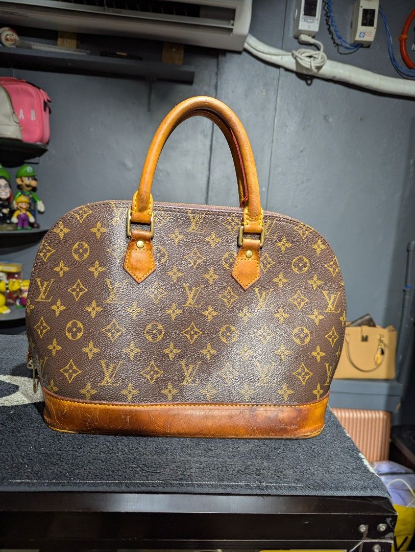 Lv alma bag (Category: Luxury Bags & Wallets) located in Mabalacat. Submitted by samberr1827 (Listing ID 1433892960, Image 1). Description: .
