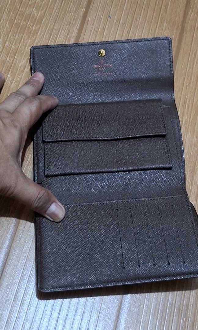 LV DAMIER SNAP WALLET (Category: Luxury Bags & Wallets) located in Antipolo. Submitted by goldentiger-ac44 (Listing ID 1433955198, Image 2). Description: LV DAMIER SNAP WALLET GOOD CONDITION ISSUE MINOR OXIDIZED INNER SEE PHOTOS FOR MORE DETAILS PRICE 1800 ANTIPOLO CITY LOCATION.