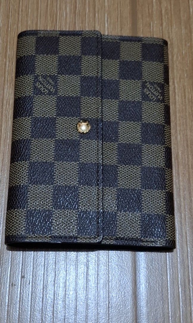 LV DAMIER SNAP WALLET (Category: Luxury Bags & Wallets) located in Antipolo. Submitted by goldentiger-ac44 (Listing ID 1433955198, Image 1). Description: LV DAMIER SNAP WALLET GOOD CONDITION ISSUE MINOR OXIDIZED INNER SEE PHOTOS FOR MORE DETAILS PRICE 1800 ANTIPOLO CITY LOCATION.