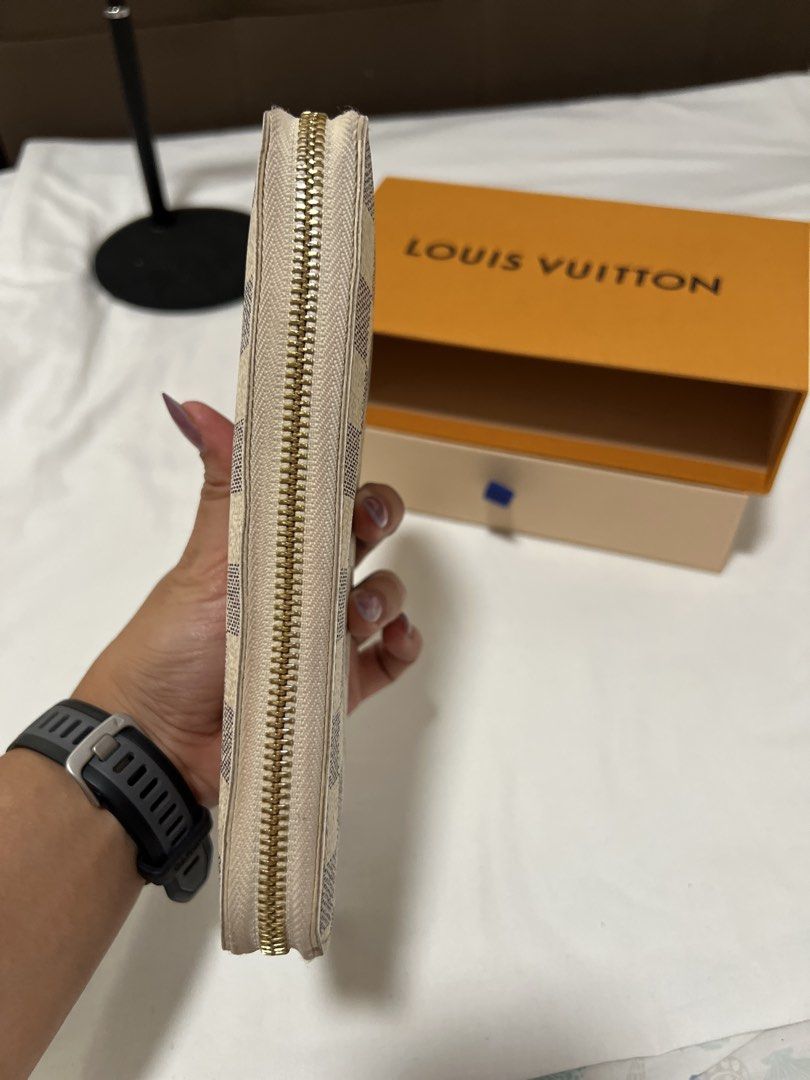 LV zip wallet white checkered (Category: Luxury Bags & Wallets) located in Cabanatuan. Submitted by hellorhea (Listing ID 1433899844, Image 3). Description: What you see in the picture as is. With box and dust bag.