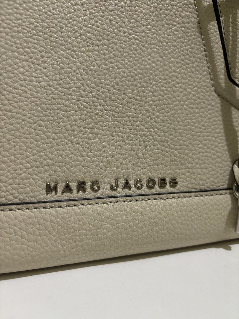 Marc Jacobs Drifter Satchel (Category: Luxury Bags & Wallets) located in Manila. Submitted by decluttaro (Listing ID 1433850061, Image 2). Description: 💯 Authentic Used once only, in brand new condition RFS: Need funds for medication Price negotiable.