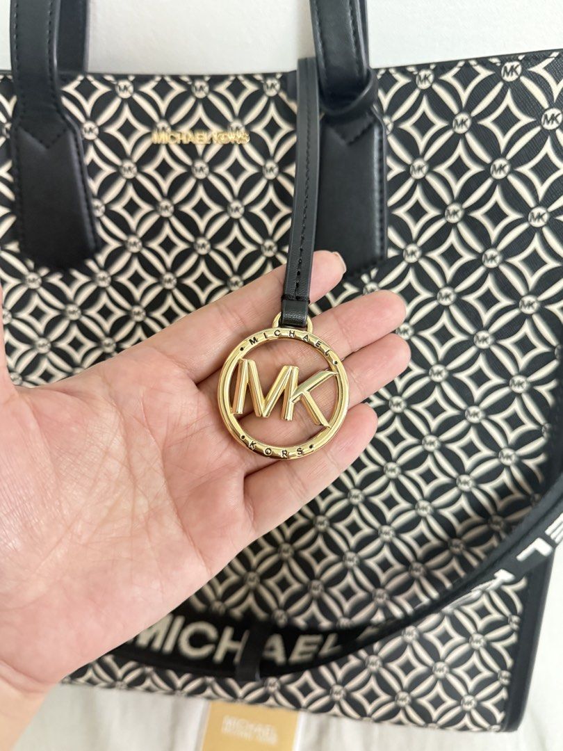 Michael Kors Maple bag (Category: Luxury Bags & Wallets) located in Quezon City. Submitted by happyyyheart (Listing ID 1433913543, Image 3). Description: Authentic Michael Kors maple bag (large) Perfect for working ladies!! Best for laptop. It has a guitar strap. Ganda and very classy! RFS: decluttering (too many bags).