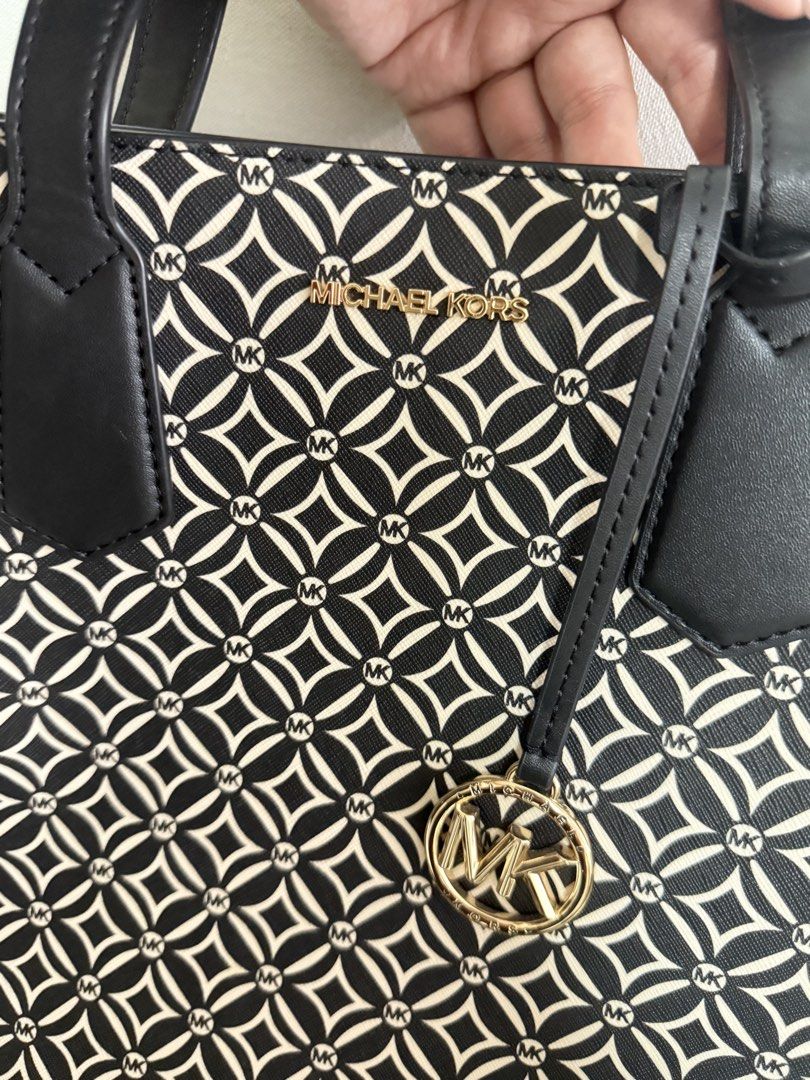 Michael Kors Maple bag (Category: Luxury Bags & Wallets) located in Quezon City. Submitted by happyyyheart (Listing ID 1433913543, Image 2). Description: Authentic Michael Kors maple bag (large) Perfect for working ladies!! Best for laptop. It has a guitar strap. Ganda and very classy! RFS: decluttering (too many bags).