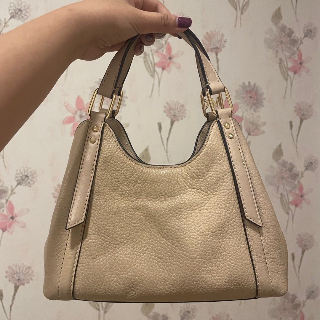 Michael Kors MK Arlo Small crossbody bag (Category: Luxury Bags & Wallets) located in Pasay City. Submitted by fromyaning (Listing ID 1433897839, Image 2). Description: - has 3 compartments and includes crossbody strap - no flaws, super clean! - mop: gcash - mod: j&t express.