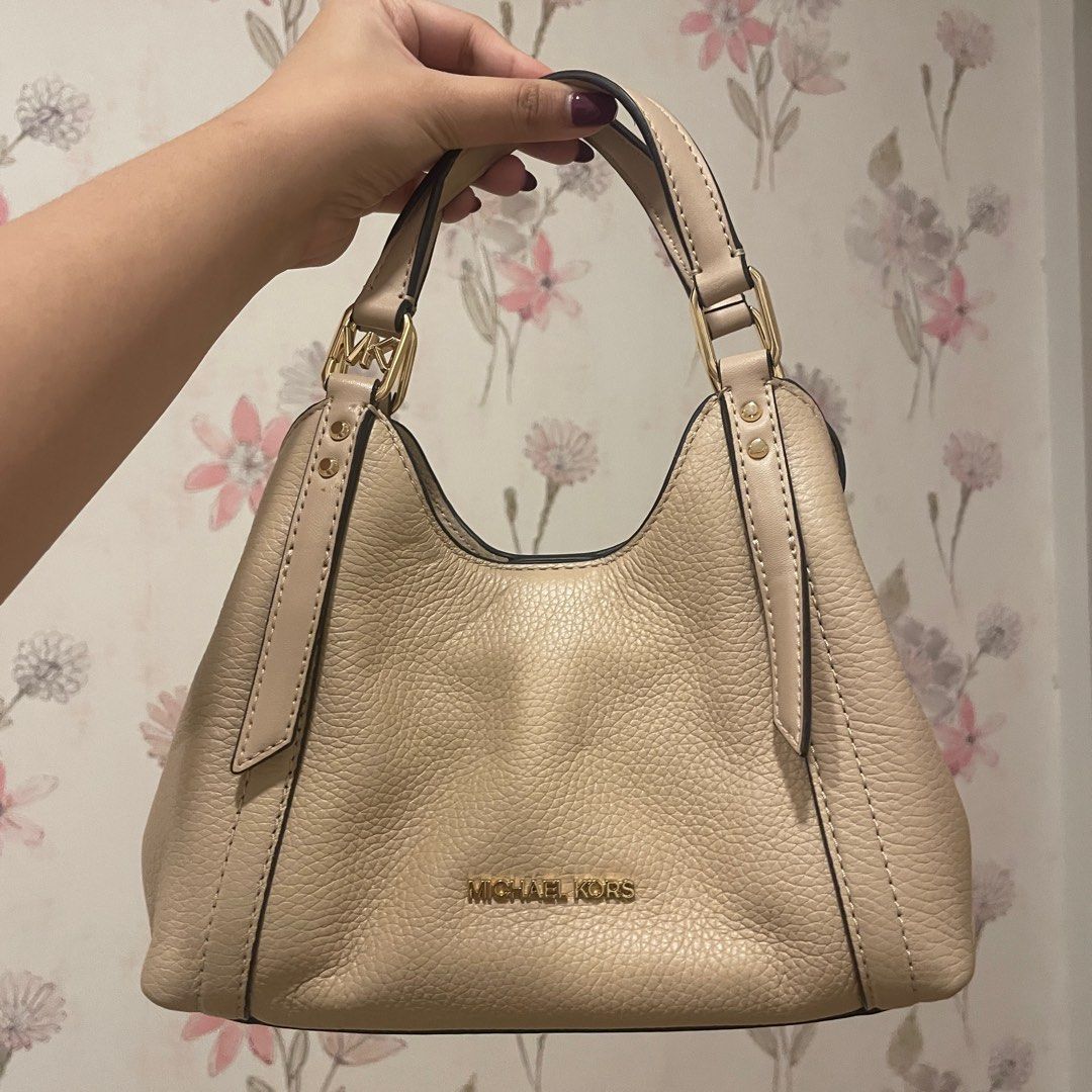 Michael Kors MK Arlo Small crossbody bag (Category: Luxury Bags & Wallets) located in Pasay City. Submitted by fromyaning (Listing ID 1433897839, Image 1). Description: - has 3 compartments and includes crossbody strap - no flaws, super clean! - mop: gcash - mod: j&t express.