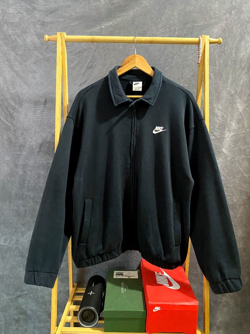Nike Black Jacket (Category: Coats, Jackets and Outerwear) located in Manila. Submitted by thriftopia.ph (Listing ID 1433809945, Image 1). Description: dimes : 23 by 27 colorrate : 9/10 condition : 9/10 issue : altered.