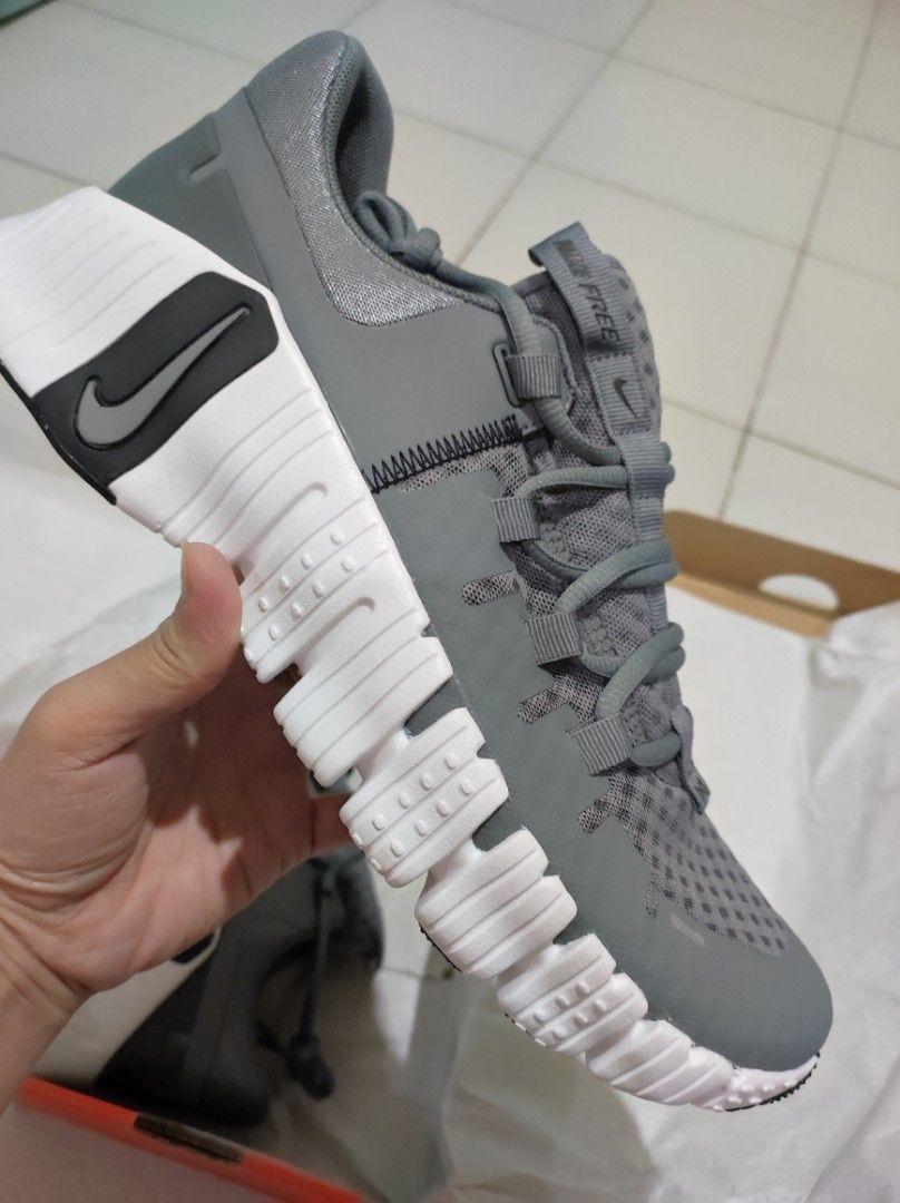 Nike Feee Metcon 5 (Category: Sneakers) located in Navotas City. Submitted by sellmystuff2 (Listing ID 1433806640, Image 2). Description: ✅Brandnew with box ✅ Smoke grey ✅ Size 9.5 US/ 27.5cm Ready to ship‼️‼️.
