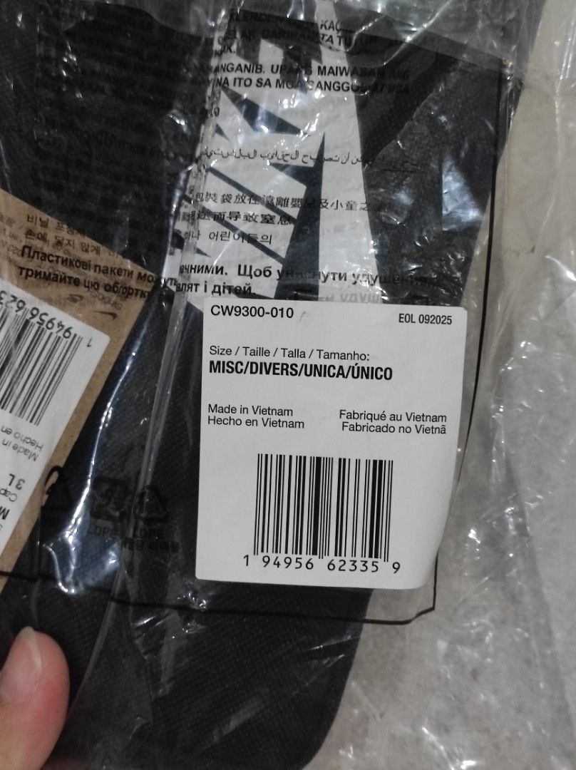 Nike Heritage Sling Bag (Category: Cross-body Bags) located in Navotas City. Submitted by sellmystuff2 (Listing ID 1433808487, Image 3). Description: ✅Brandnew with tags ✅ 3L capacity ✅ Pwede pang kids since maliit lang siya READY TO SHIP‼️.