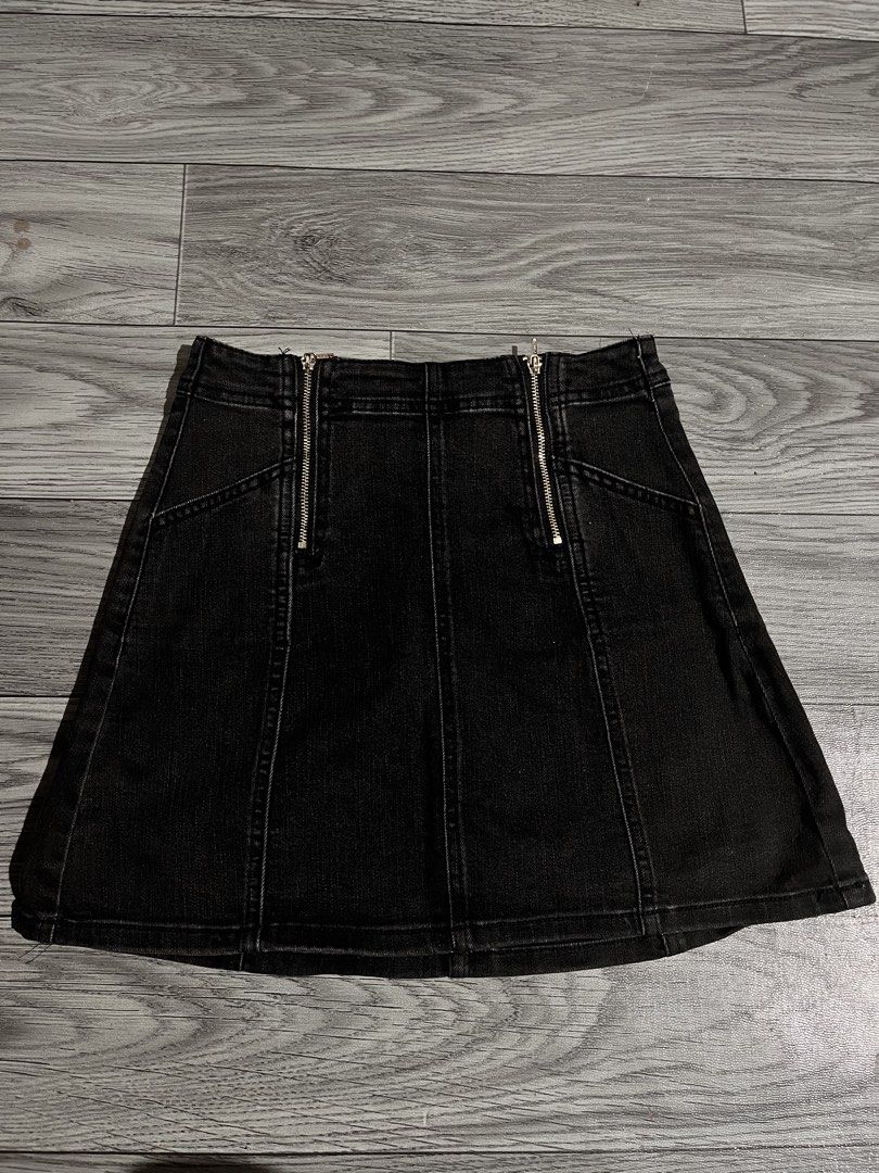 ONLY Jeans Black Denim Skirt (Category: Skirts) located in Pasig City. Submitted by anya2000 (Listing ID 1433893811, Image 1). Description: - Brand: ONLY Jeans - Style: Black denim A-line skirt - Features: Two front zippers - Closure: Button and zipper - Size: Visible in photo - Versatile: Suitable for various outfits.