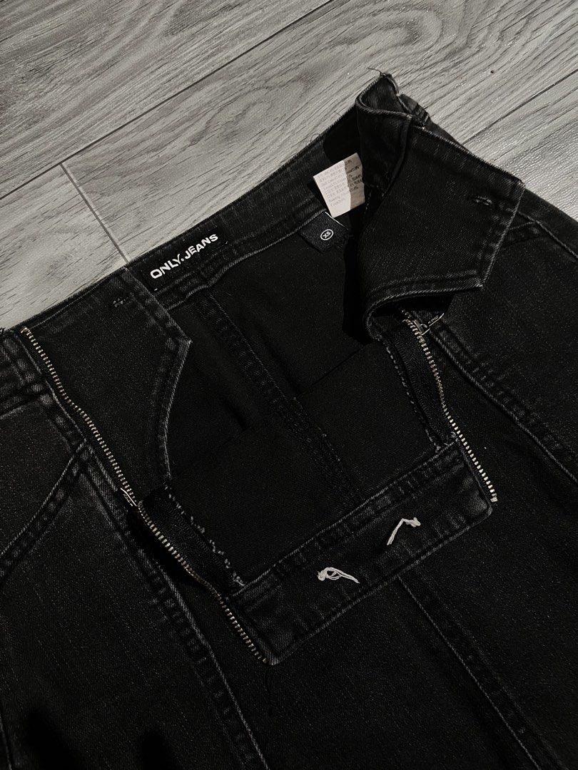 ONLY Jeans Black Denim Skirt (Category: Skirts) located in Pasig City. Submitted by anya2000 (Listing ID 1433893811, Image 2). Description: - Brand: ONLY Jeans - Style: Black denim A-line skirt - Features: Two front zippers - Closure: Button and zipper - Size: Visible in photo - Versatile: Suitable for various outfits.