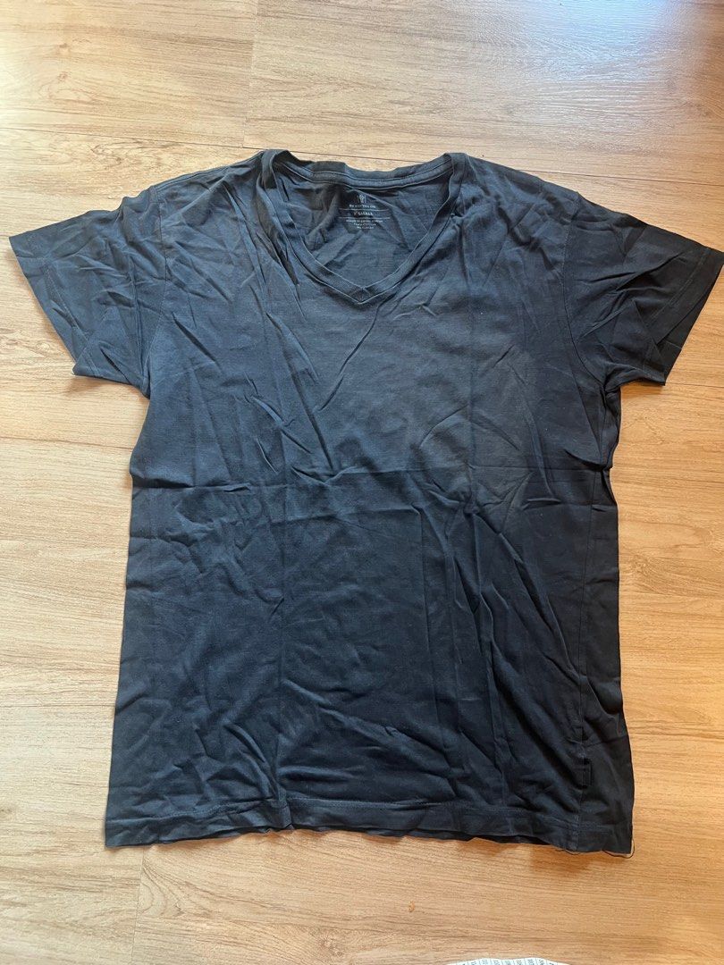 Original Cotton On V neck shirt (Category: Tshirts & Polo Shirts ) located in Pasig City. Submitted by grndhub (Listing ID 1433872902, Image 1). Description: Decluttering! Original Cotton On Vneck shirt Size: XS (can be used for boys/teens) Length: approx 62cm Width: 46cm.