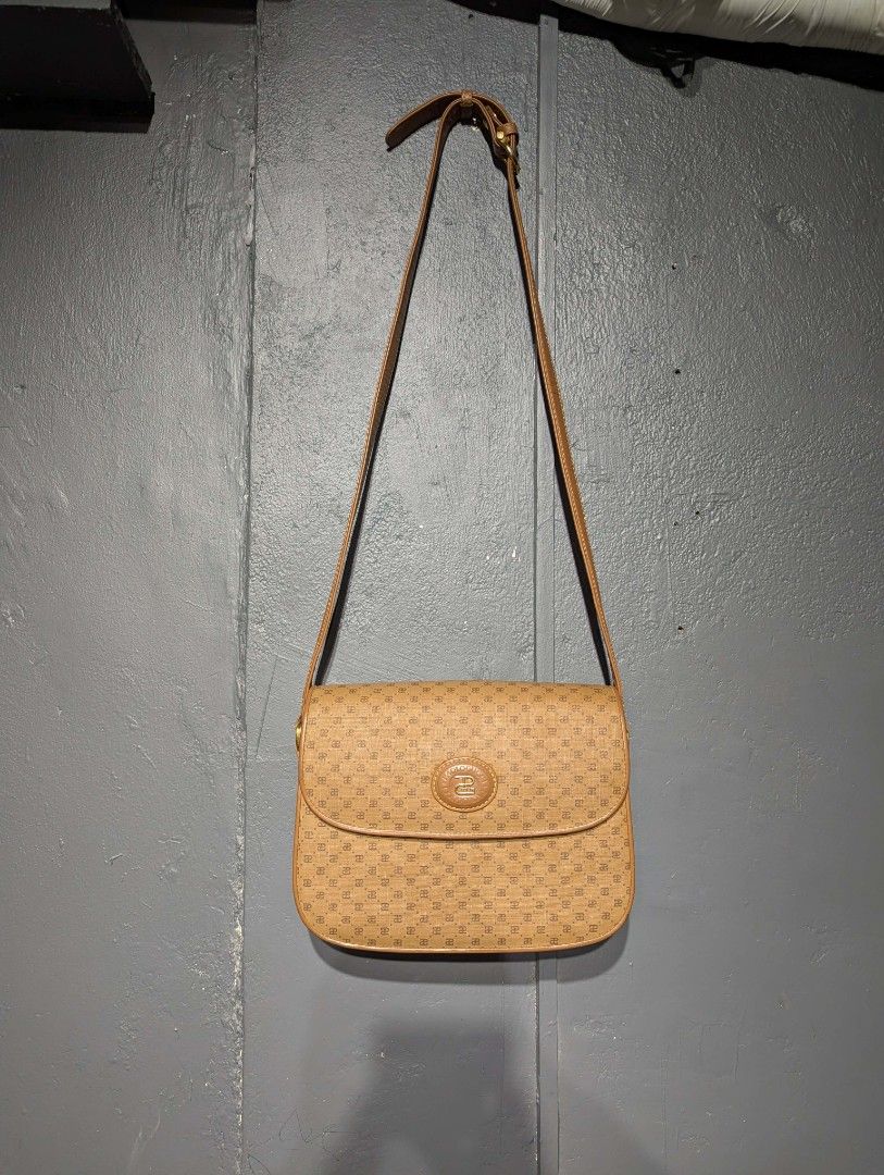 Paolo Gucci Shoulder Bag (Category: Luxury Bags & Wallets) located in Manila. Submitted by roblesniks33584 (Listing ID 1433896381, Image 1). Description: - Paolo Gucci shoulder bag - Flap closure - Adjustable long strap - Repeating Paolo Gucci logo pattern - Interior zippered pocket - Gold-toned hardware - Includes brand tag and serial number.