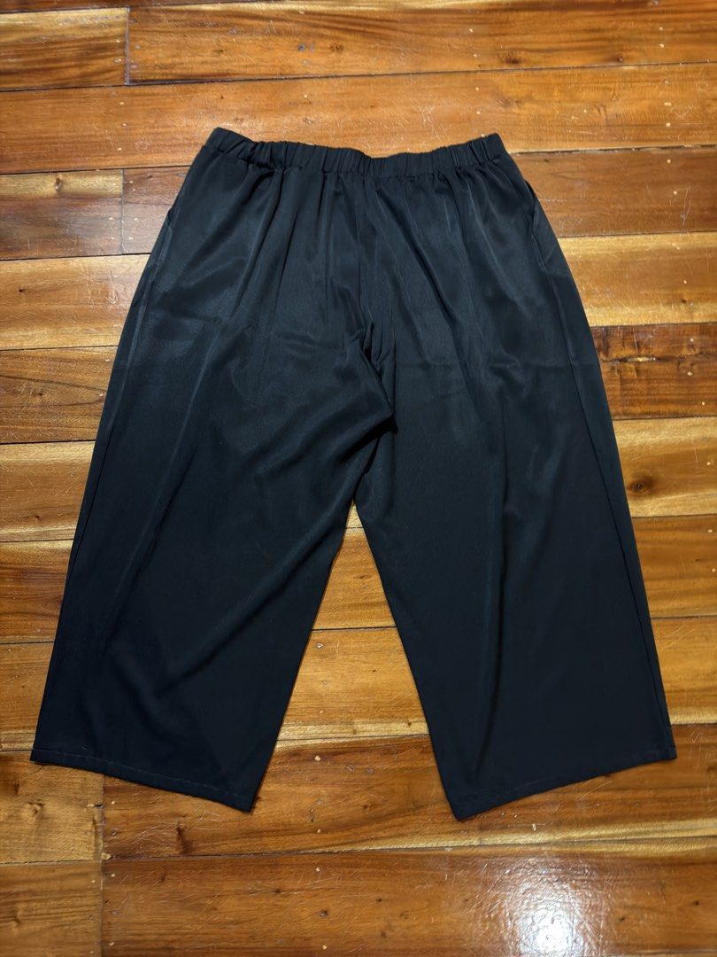 SHEIN Curve 3XL Black Culottes (Category: Other Bottoms) located in Cainta. Submitted by charkivesells (Listing ID 1433933920, Image 2). Description: - SHEIN Curve black culottes - Size: 3XL - Features: - Button closure - Pleats at the front - Elastic waistband at the back - Made in China DIMENSIONS IN CM: Waist 60, Hips 76, Length 99 MOP: GCASH/MAYA/GOTYME MOD: LALAMOVE/GGX/J&T LOC: Cainta, Rizal.
