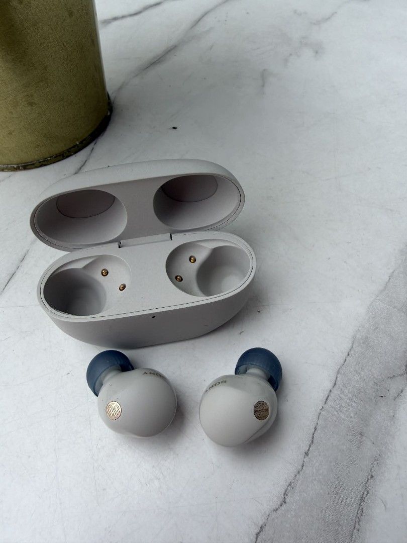 Sony WF-1000XM5 Silver (Category: Earphones) located in Quezon City. Submitted by yannie0218 (Listing ID 1433794506, Image 2). Description: Sony WF-1000XM5 Noise Cancelling Earphones Silver Color.