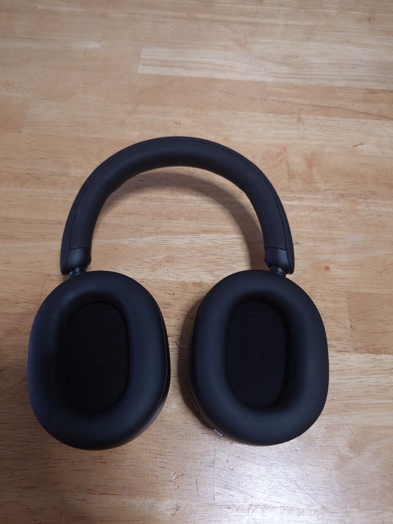 Sony WH-1000XM5 (Category: Headphones & Headsets) located in Quezon City. Submitted by yannie0218 (Listing ID 1433799768, Image 2). Description: Sony WH-1000XM5 Noise Cancelling Headphone Black color with usb cable and audio cable.