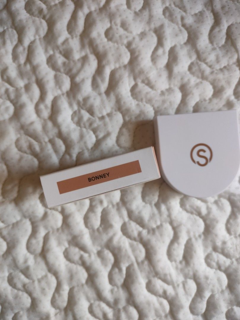 Spotlight Sunbeam Baked Bronzer in Bonney (Category: Makeup) located in Tabaco. Submitted by danielamc17 (Listing ID 1433935168, Image 3). Description: - brand new and sealed - shade : Bonney - expiry date : 11 2027.