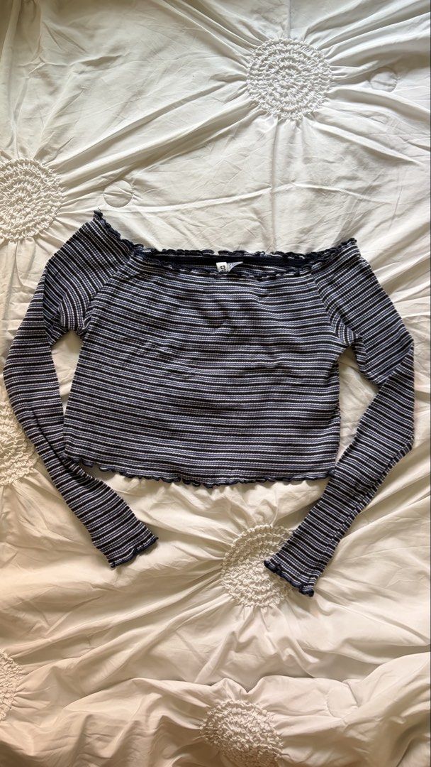 H&M Striped Off-Shoulder Long Sleeve Top (Category: Longsleeves) located in Quezon City. Submitted by luvs4chi (Listing ID 1433863143, Image 1). Description: .